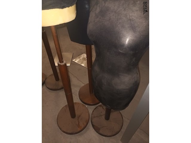 Lot 67 - stoffen paspop op houten voet. 3 stuks - afbeelding 2 van  3