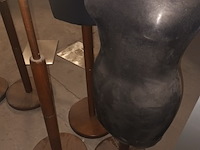 Lot 67 - stoffen paspop op houten voet. 3 stuks - afbeelding 2 van  3