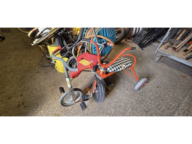 Lot 67 - vintage driewieler 2 stuks - afbeelding 1 van  4