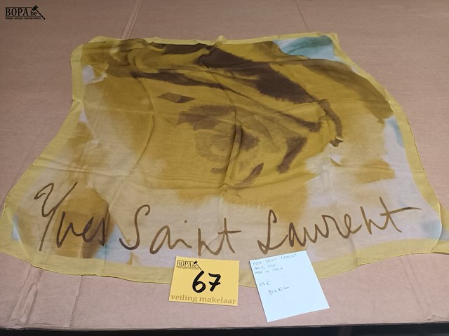 Lot 67 - zijden sjaal yves saint laurent - afbeelding 1 van  2