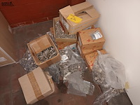 Lot 670 - montagemateriaal voor kasten - afbeelding 1 van  3