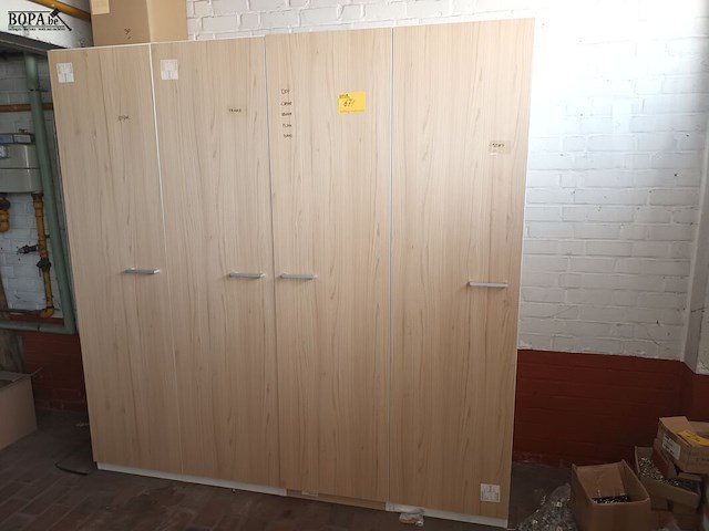Lot 671 - kast met inhoud - afbeelding 1 van  6