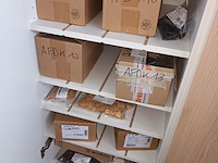 Lot 671 - kast met inhoud - afbeelding 6 van  6