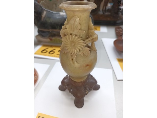 Lot 671 - siervaasje in steen - afbeelding 2 van  3