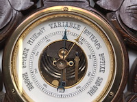 Lot 674 - barometer in houtsnijwerk - afbeelding 2 van  3