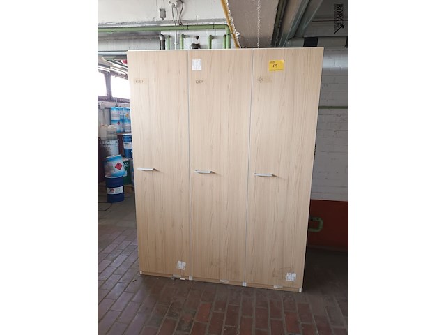 Lot 674 - kast met 3 deuren - afbeelding 1 van  2