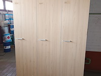 Lot 674 - kast met 3 deuren - afbeelding 1 van  2
