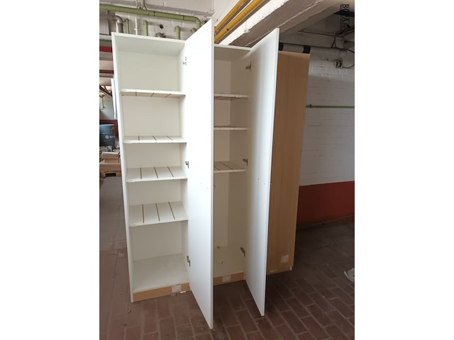 Lot 674 - kast met 3 deuren - afbeelding 2 van  2