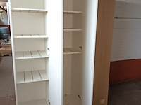 Lot 674 - kast met 3 deuren - afbeelding 2 van  2