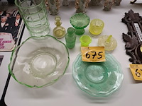 Lot 675 - uraniumglas. 9 stuks - afbeelding 1 van  4