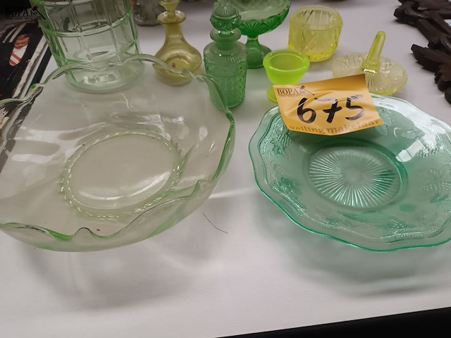 Lot 675 - uraniumglas. 9 stuks - afbeelding 3 van  4