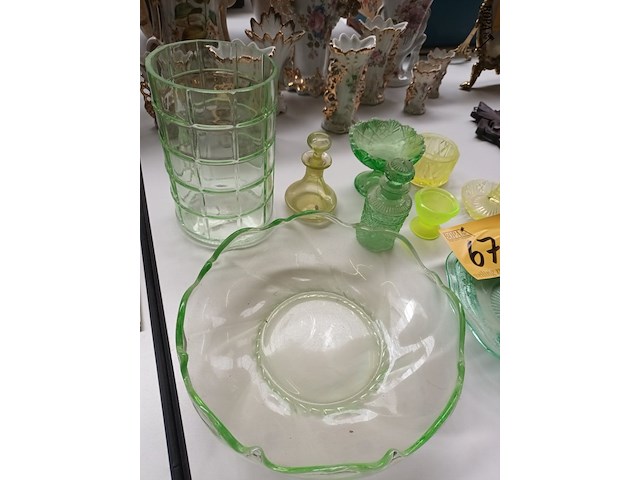 Lot 675 - uraniumglas. 9 stuks - afbeelding 4 van  4