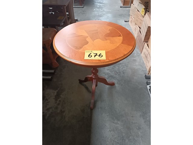 Lot 676 - rond bijzettafeltje - afbeelding 1 van  3
