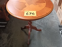 Lot 676 - rond bijzettafeltje - afbeelding 1 van  3