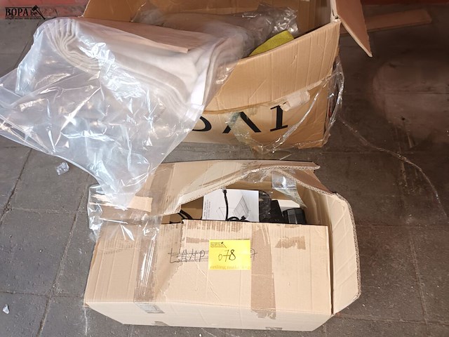 Lot 678 - stoffen en onderdelen voor elektrisch bed - afbeelding 1 van  6