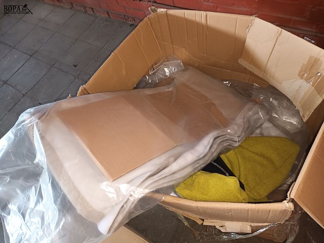 Lot 678 - stoffen en onderdelen voor elektrisch bed - afbeelding 2 van  6