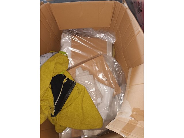 Lot 678 - stoffen en onderdelen voor elektrisch bed - afbeelding 3 van  6