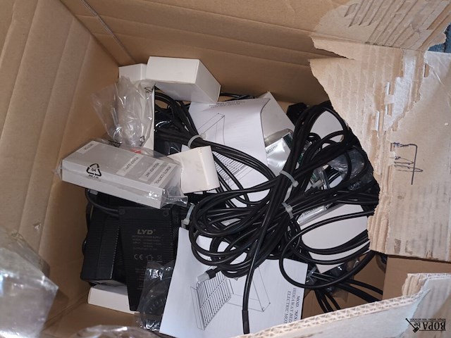 Lot 678 - stoffen en onderdelen voor elektrisch bed - afbeelding 5 van  6