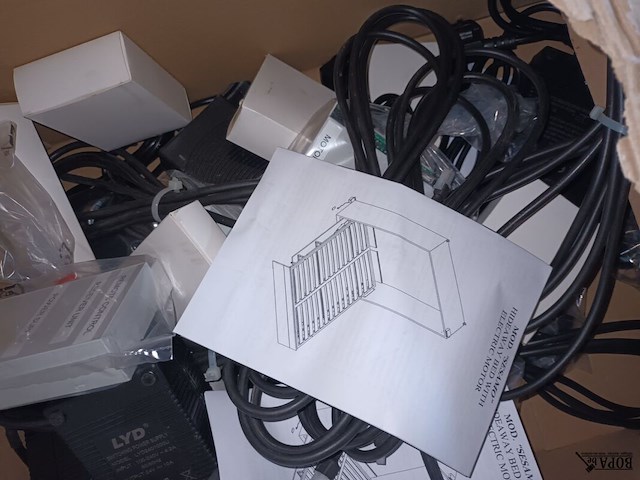 Lot 678 - stoffen en onderdelen voor elektrisch bed - afbeelding 6 van  6