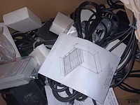 Lot 678 - stoffen en onderdelen voor elektrisch bed - afbeelding 6 van  6