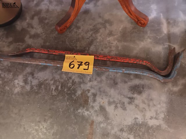 Lot 679 - koevoet. 2 stuks - afbeelding 1 van  2
