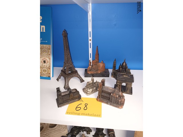 Lot 68 - bekende gebouwen in metaal. 6 stuks - afbeelding 1 van  4