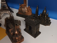 Lot 68 - bekende gebouwen in metaal. 6 stuks - afbeelding 2 van  4