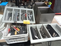 Lot 68 - bestek en rvs bakken - afbeelding 1 van  5