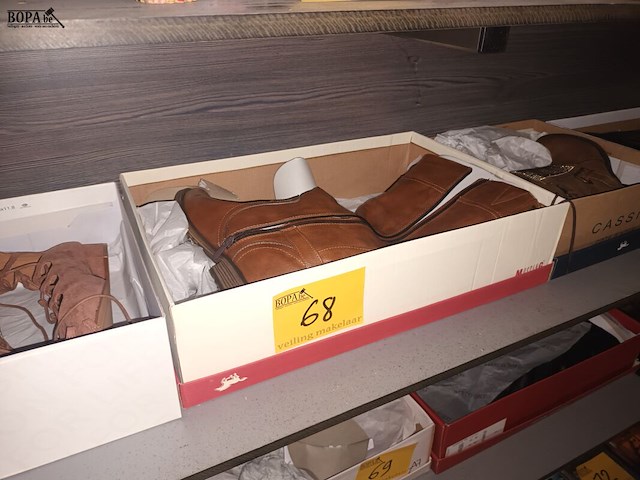 Lot 68 - damesschoenen en laarzen - afbeelding 1 van  5