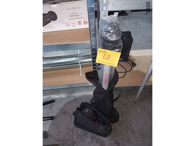 Lot 68 - futech laser met statief - afbeelding 1 van  3