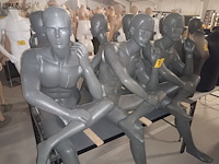 Lot 68 - grijze zittende paspop man. 3 stuks - afbeelding 1 van  4