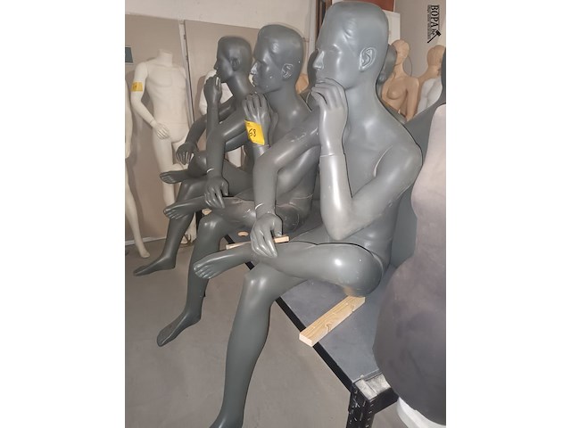 Lot 68 - grijze zittende paspop man. 3 stuks - afbeelding 3 van  4