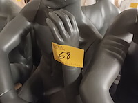 Lot 68 - grijze zittende paspop man. 3 stuks - afbeelding 4 van  4