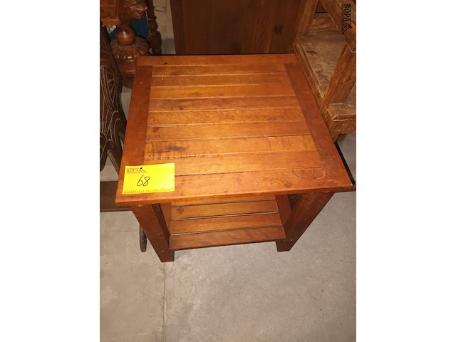 Lot 68 - houten bijzettafel - afbeelding 1 van  3