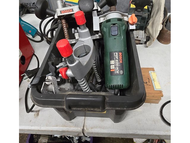 Lot 68 - kantenfrees bosch pof 600 ac - afbeelding 1 van  3