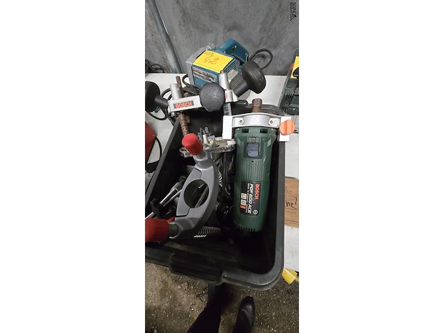 Lot 68 - kantenfrees bosch pof 600 ac - afbeelding 2 van  3