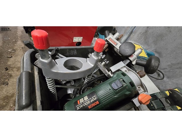 Lot 68 - kantenfrees bosch pof 600 ac - afbeelding 3 van  3