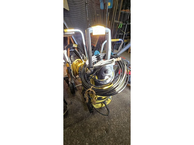 Lot 68 - karcher hogedrukreiniger met toebehoren - afbeelding 2 van  5