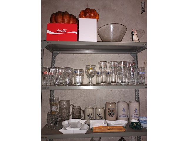 Lot 68 - keukenmateriaal en huisraad. inhoud rek - afbeelding 1 van  5