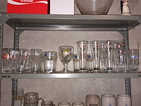 Lot 68 - keukenmateriaal en huisraad. inhoud rek - afbeelding 1 van  5