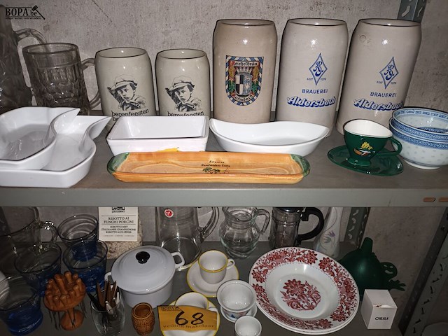 Lot 68 - keukenmateriaal en huisraad. inhoud rek - afbeelding 2 van  5