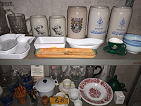 Lot 68 - keukenmateriaal en huisraad. inhoud rek - afbeelding 2 van  5