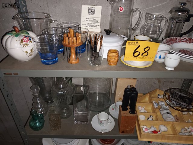 Lot 68 - keukenmateriaal en huisraad. inhoud rek - afbeelding 3 van  5