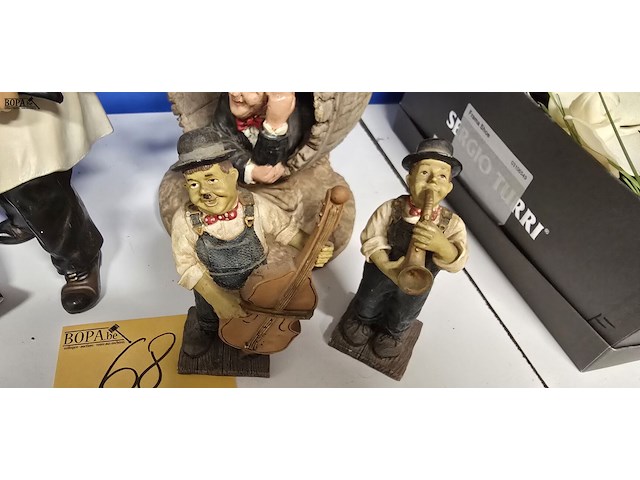Lot 68 - laurel & hardy beeldjes 4 stuks - afbeelding 4 van  4