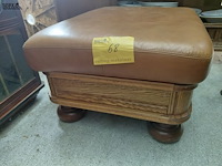 Lot 68 - lederen poef - afbeelding 2 van  3