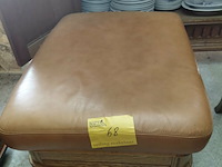 Lot 68 - lederen poef - afbeelding 3 van  3