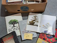 Lot 68 - lot boeken en tijdschriften over bonsai - circa 60 stuks - afbeelding 2 van  2