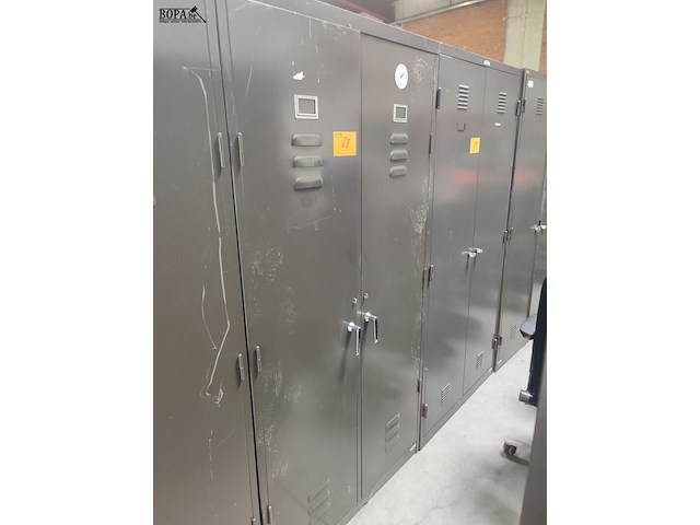 Lot 68 - metalen dressingkast - afbeelding 1 van  2