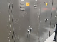 Lot 68 - metalen dressingkast - afbeelding 1 van  2