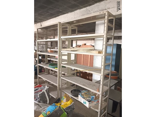 Lot 68 - metalen wandrekken. 3 stuks - afbeelding 1 van  2